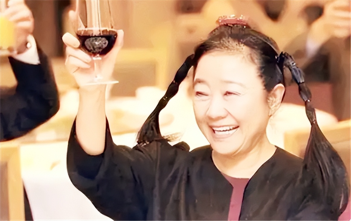 案例:女首富龚如心,丈夫被绑30年下落不清,830亿遗产全捐献