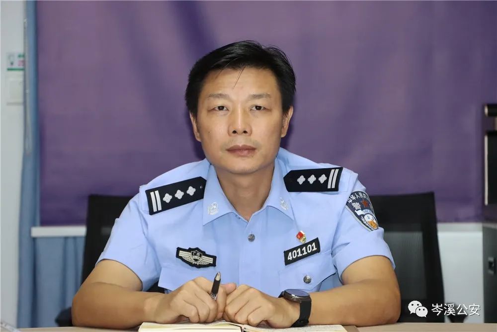 岑溪市人民政府党组成员,公安局党委书记,局长黄振华出席案情分析