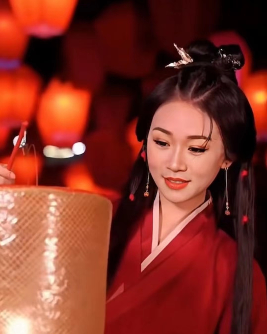 样貌再升级!港姐杨思琦古装造型变18岁少女,疑滤镜太大而认不出