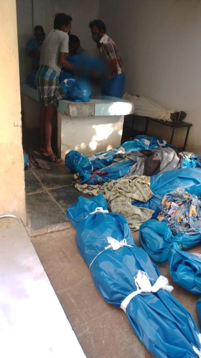 印度医院太平间内尸体堆积,家属被迫去打开一个个裹尸袋认尸