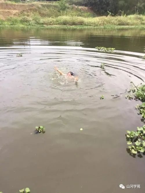 爸爸曾从水中救出三个人