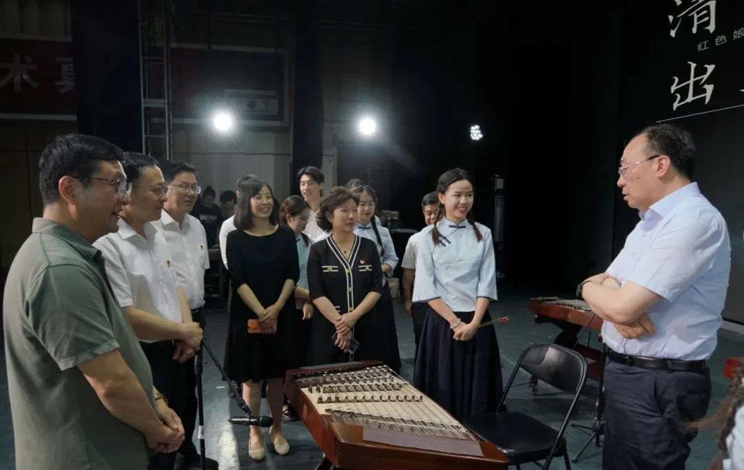 市委教育工委分管日常工作的副书记张革来中国戏曲学院调研