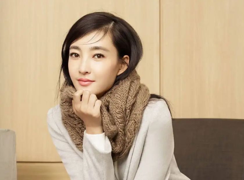 这些年演的电视剧基本上也是淡妆出演,毕竟底子还是很好的,很多人对于