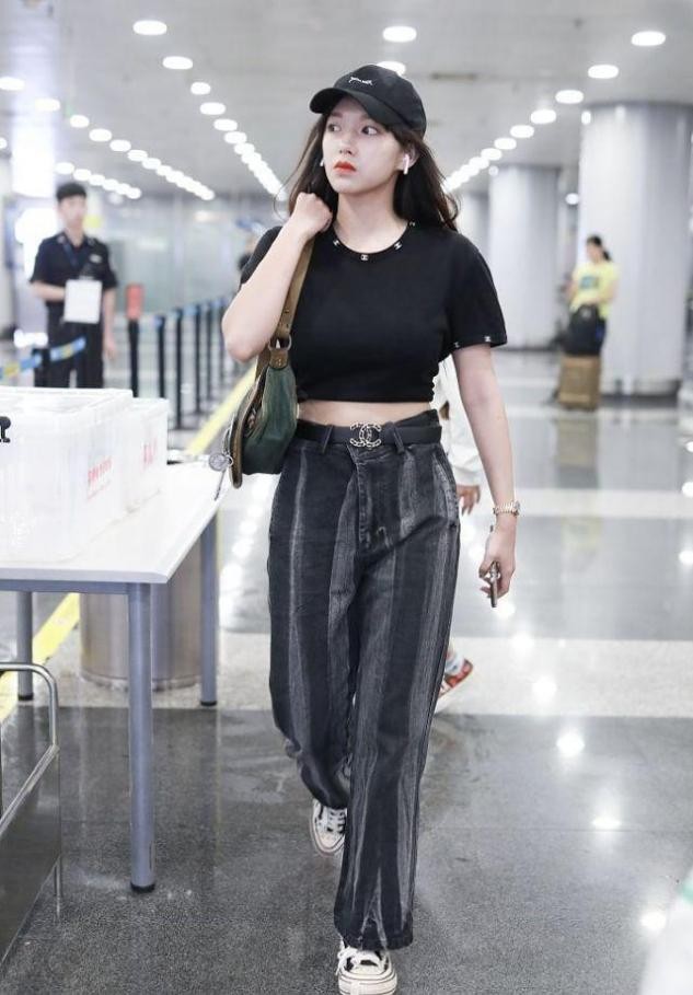 程潇的的"葫芦身材"挺撩人,就算穿着帅气,照样有热辣感