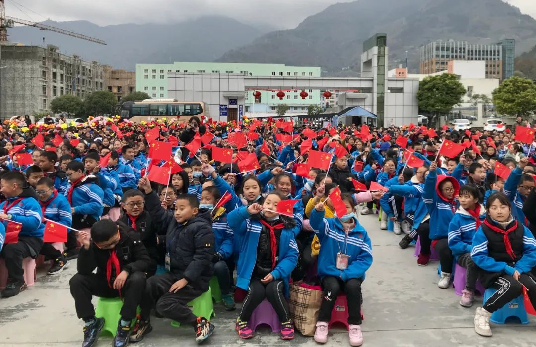 七一龙安初中举行"12.9"系列活动暨第一届校园"十佳歌手"大赛