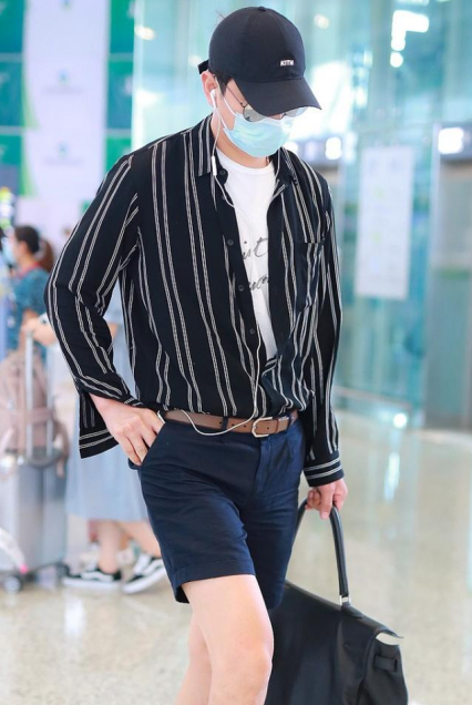 张亮低调现身机场,188身高再搭配短裤,这长腿让多少女生羡慕