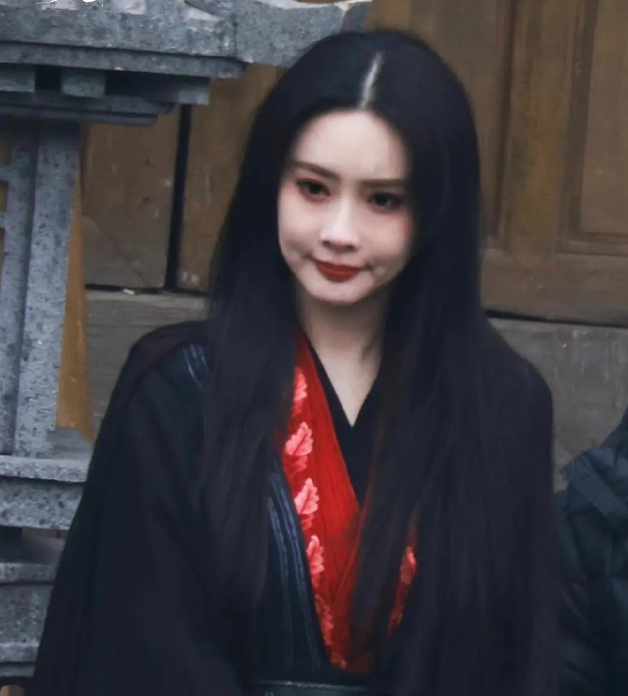 一脸精致妆容能演"梅超风"?新《射雕》选角真离谱