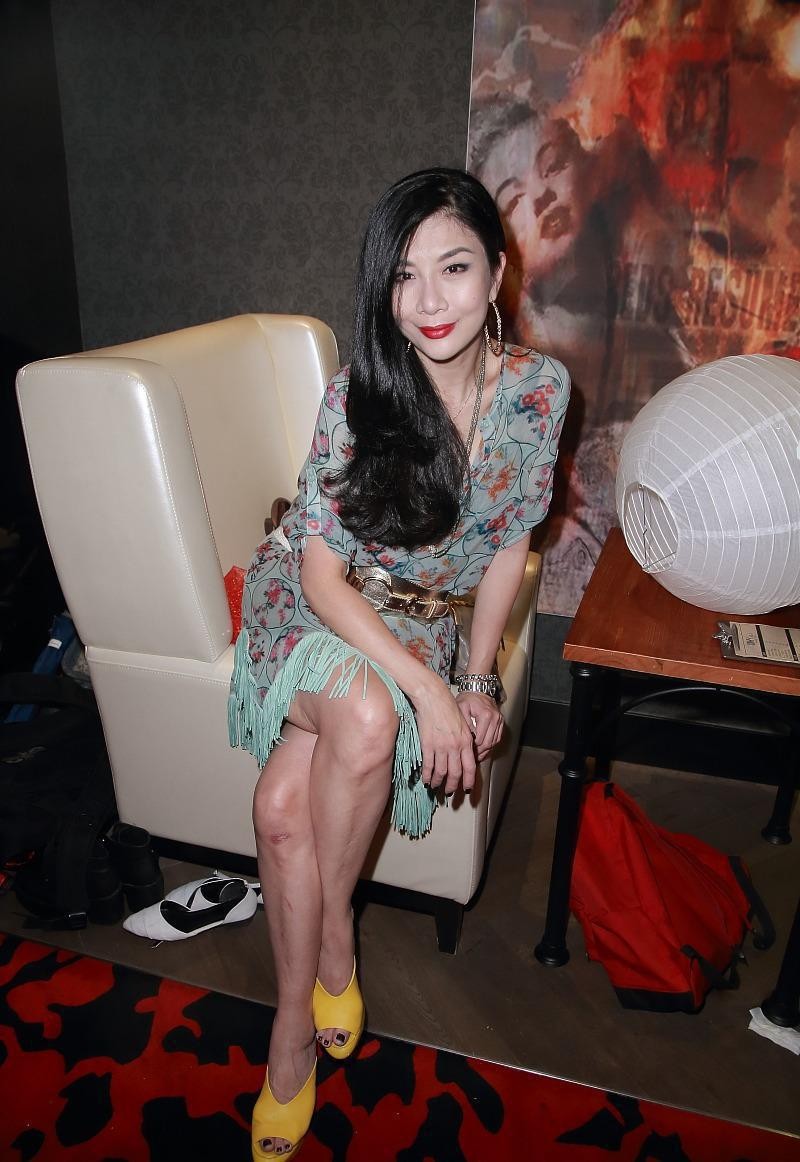 吴家丽把丰满身材穿出高级感,吊带裙配钻石项链,尽显成熟味道