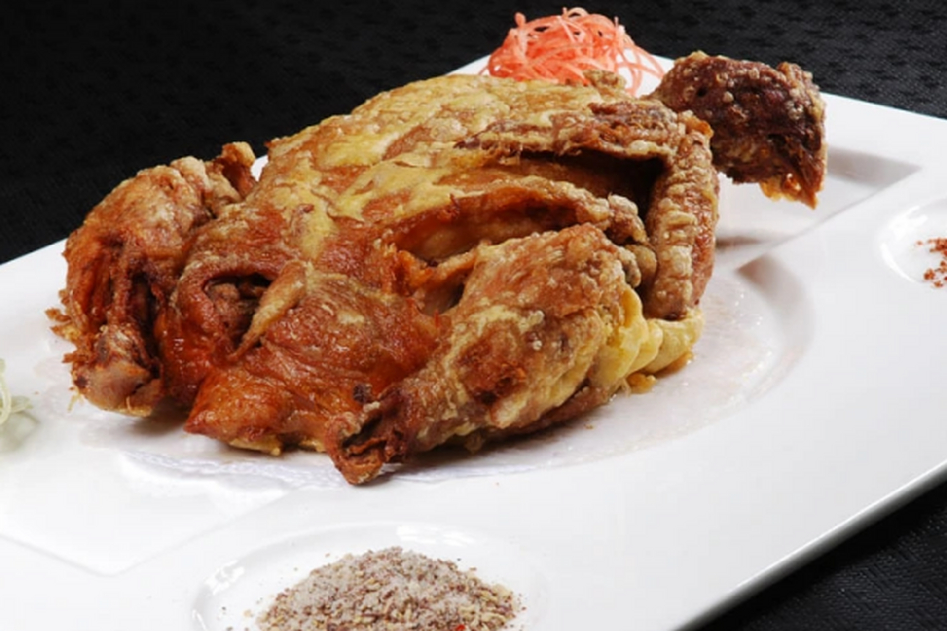 葫芦鸡的制作分清煮,蒸笼,油炸三道工序.