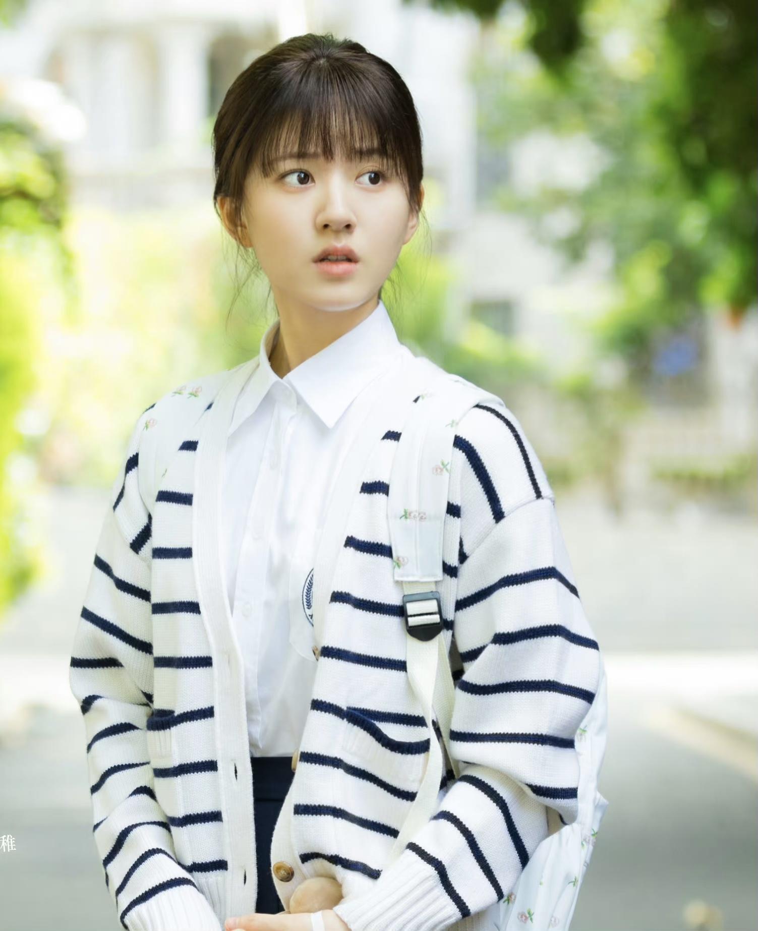 《偷偷藏不住》里的青春少女穿搭来袭,赵露思版桑稚,甜美又可爱