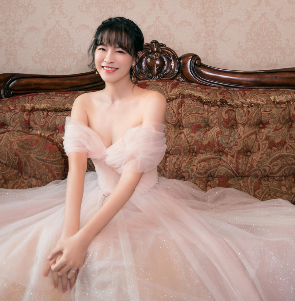 著名主持人李艾:嫁给自己经纪人,婚后一直分房睡,连楼层都不同