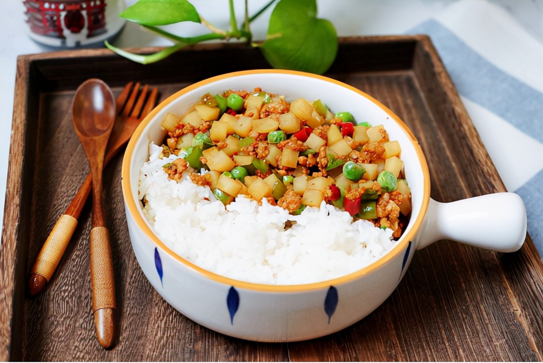 土豆肉末盖浇饭,食材都是现成的,懒人也能做