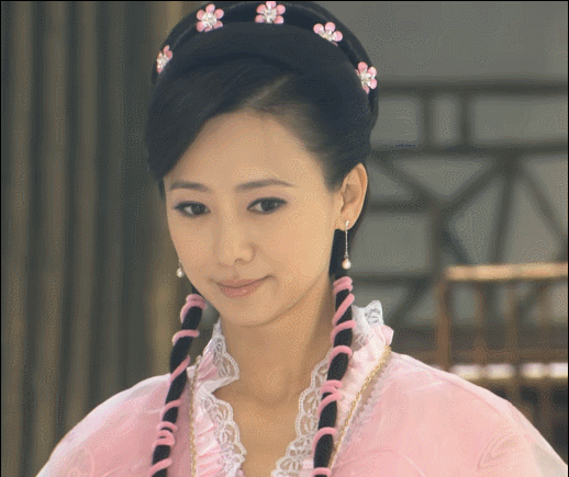 2011年出演《活佛济公2》里的玉玲珑时她已经43岁了,刚出场的少女造型