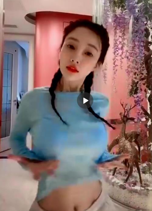 李小璐穿丁字连体衣服,在床边低俗玩擦边,网友直呼:辣眼睛?