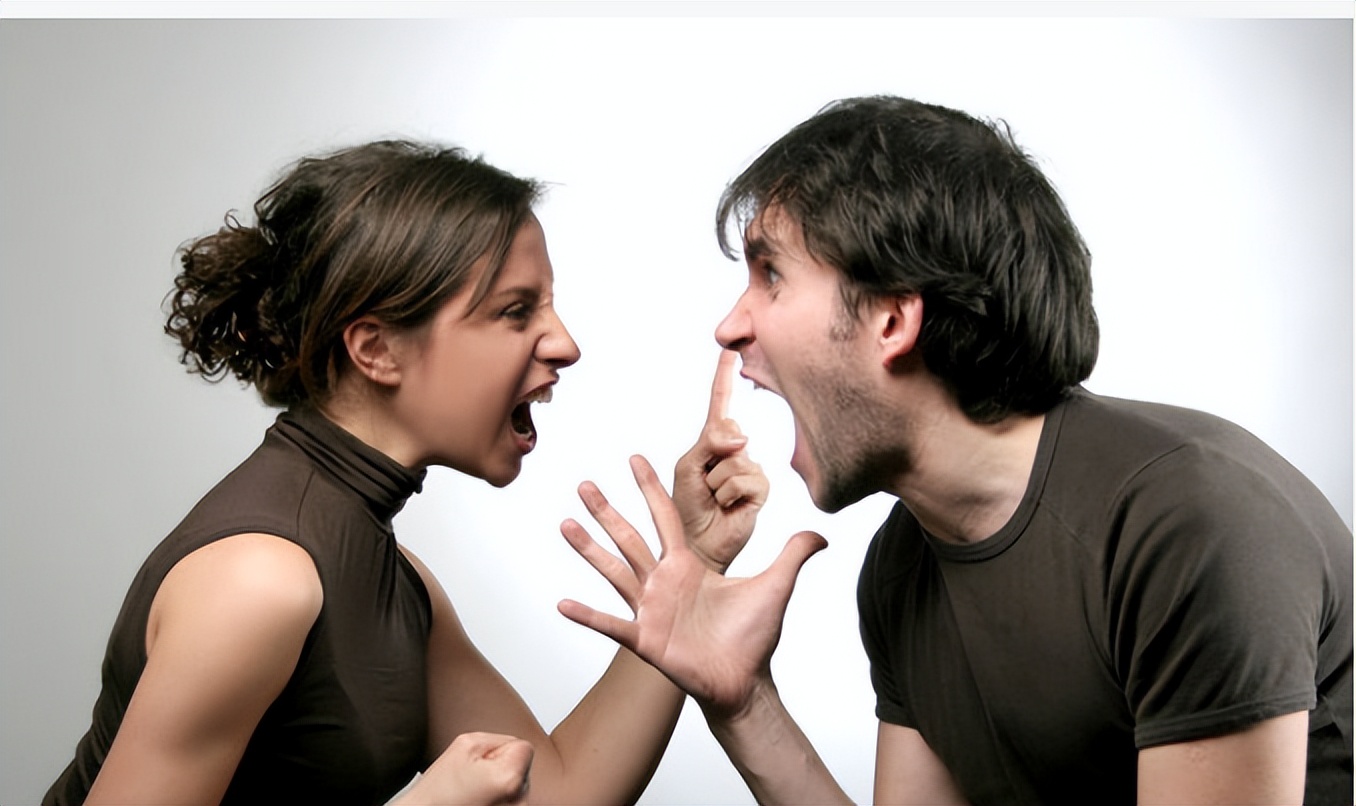 来自大渡河里的惨叫:疑似夫妻吵架致车辆坠河,三人落入水中