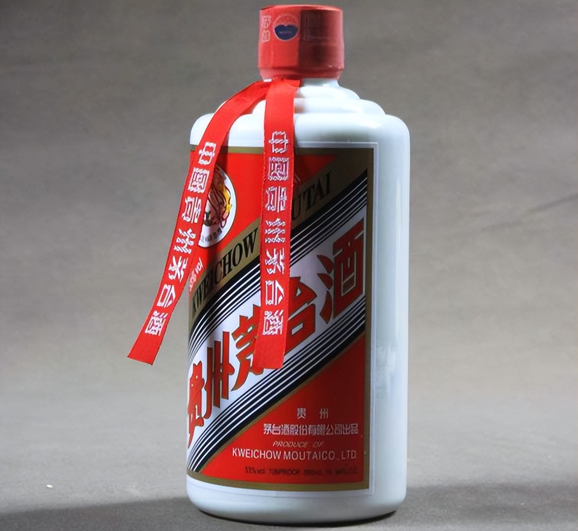 茅台酒瓶上的"红飘带",只是装饰品吗?专家:它的存在很有用