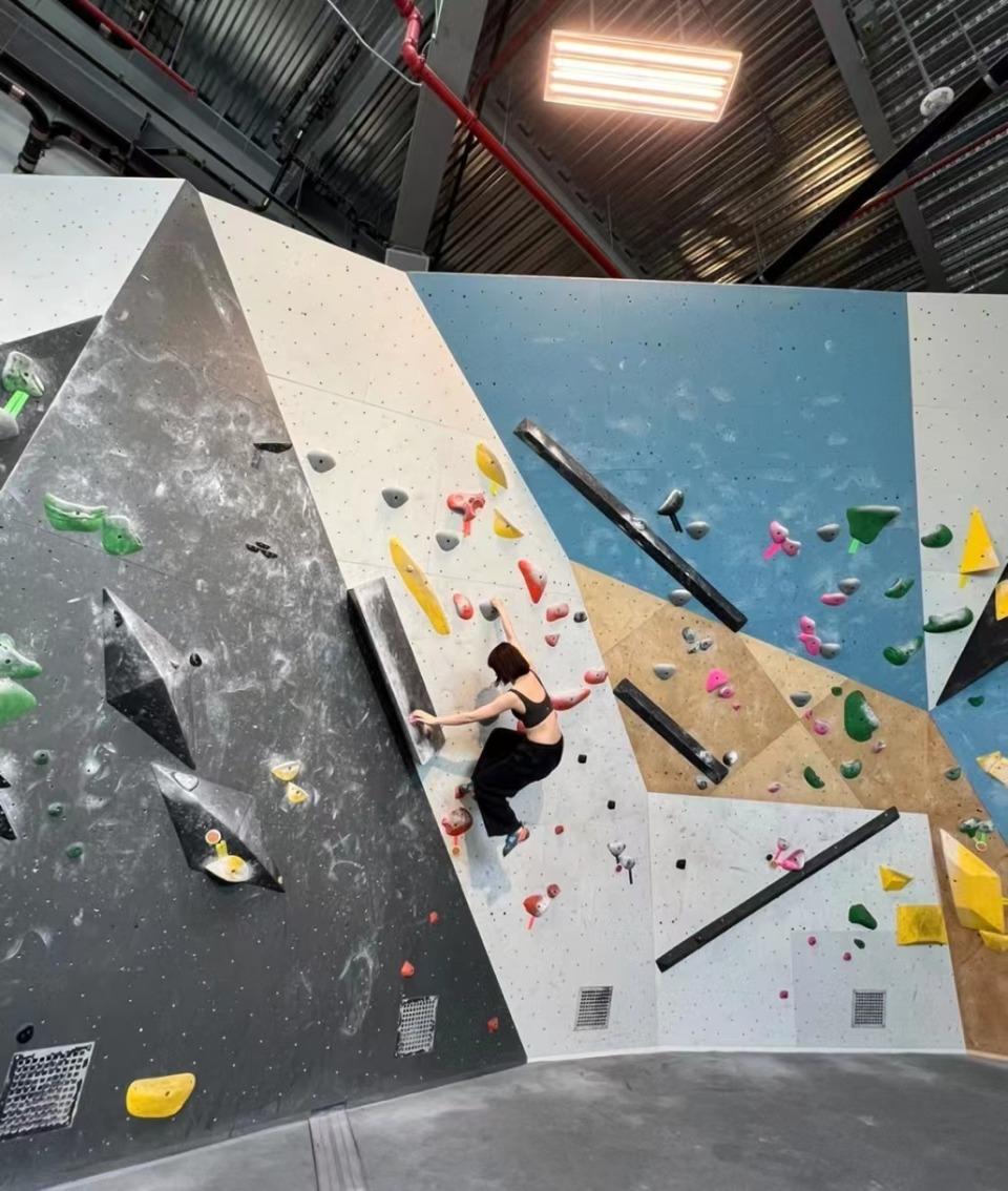 范明和妻子现身美国参加女儿的毕业典礼,范美辰皮肤白皙容貌美丽