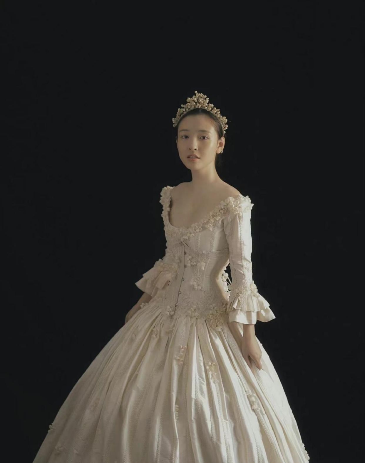 吴倩孕肚照美得出奇!典雅高贵且温柔,像极了从名画中走出的女孩