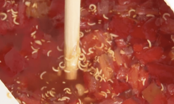 买的辣椒酱里边全是蛆虫?厂家回应:是辣椒胚芽,是正常现象