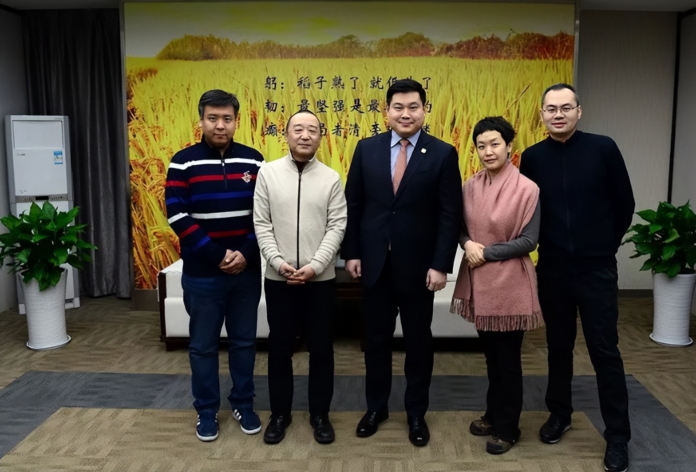 江苏首富严昊:身价千亿,迎娶知名女歌星,克林顿亲自来婚礼捧场