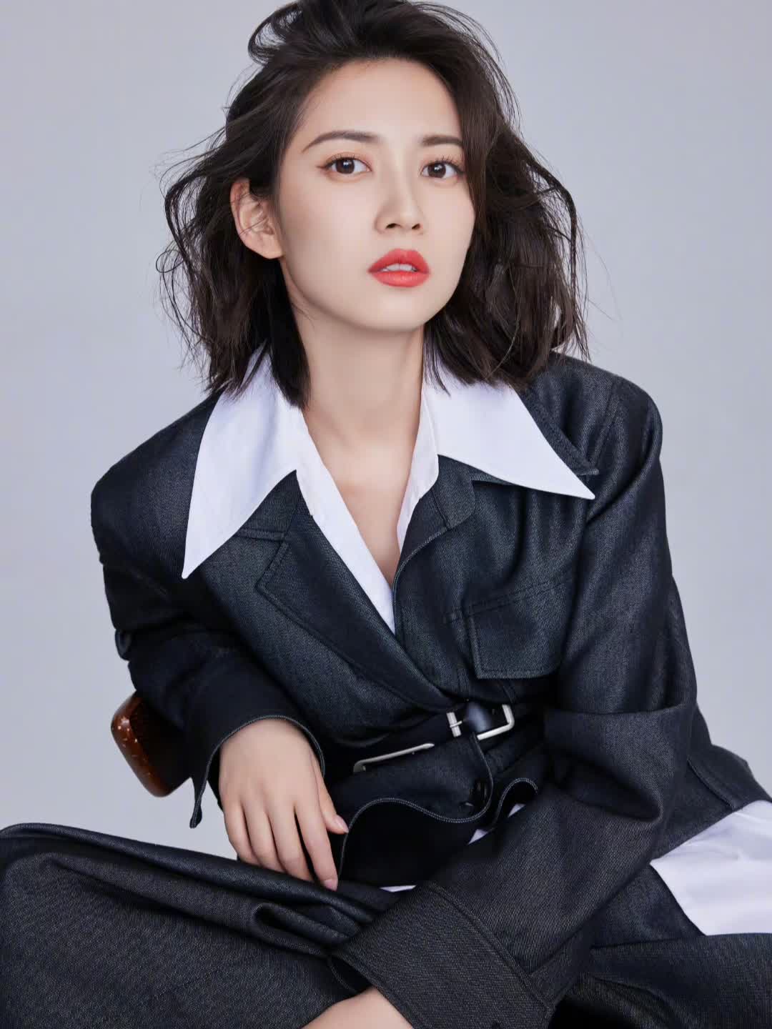 陈钰琪拍公式照酷飒十足黑西装加白衬衫简洁干练脚踝