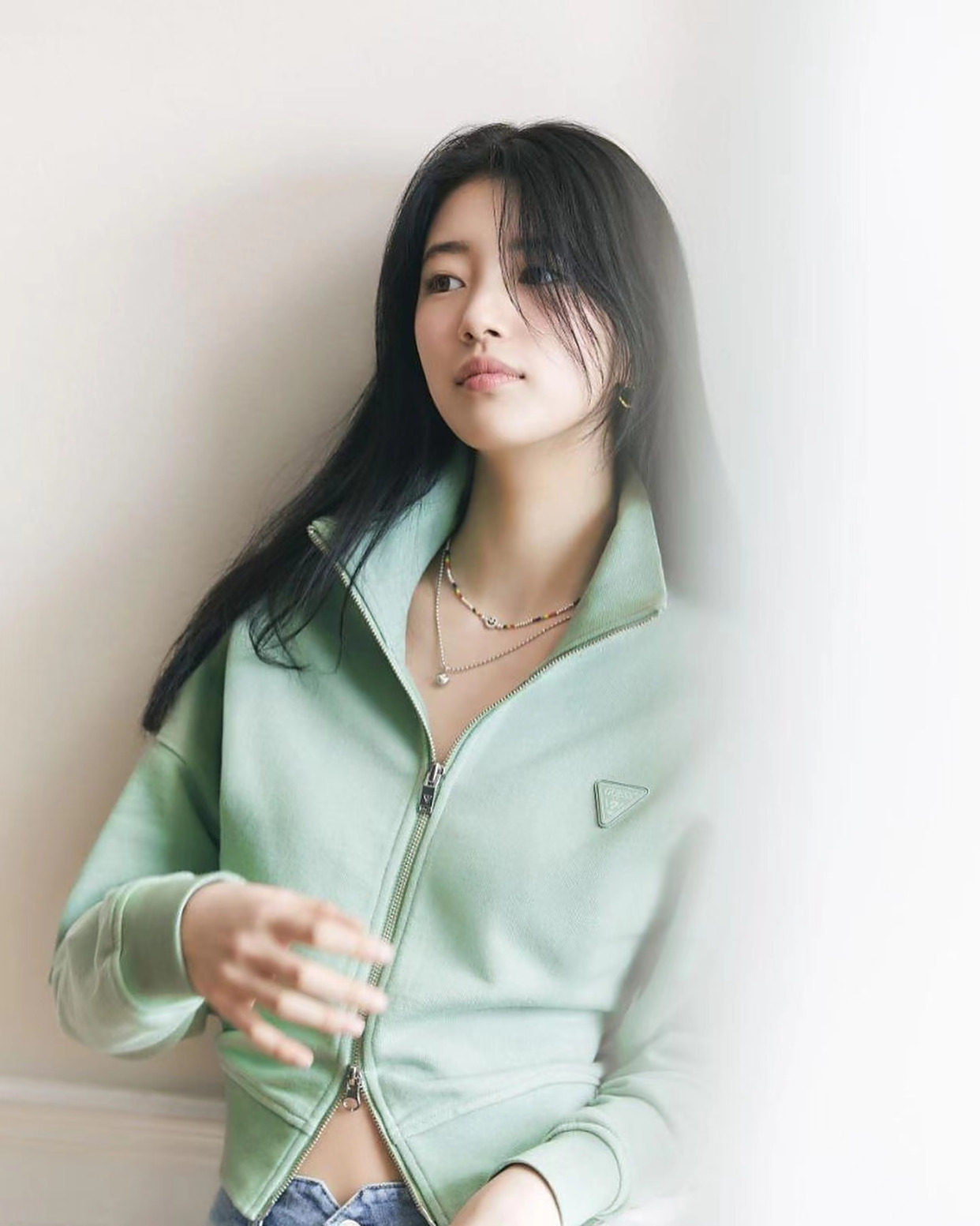 "国民初恋"裴秀智新画报曝光,小清新打扮少女感十足,身材超辣