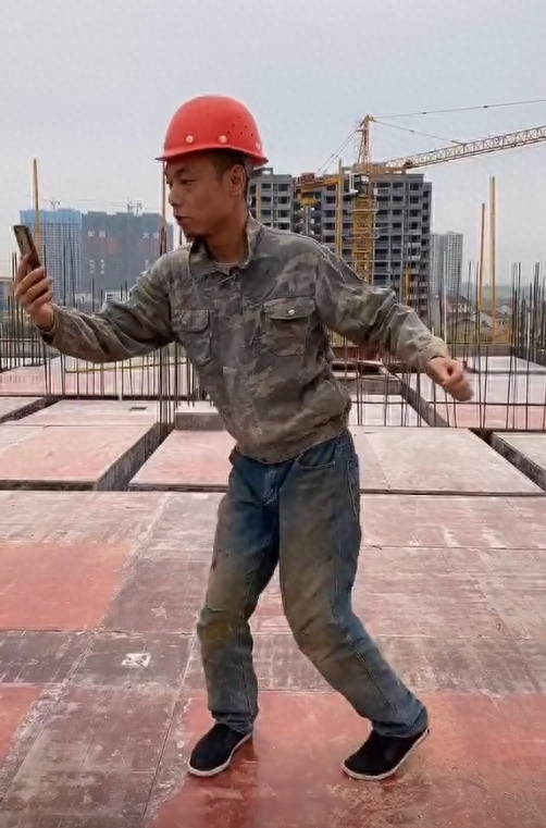 回顾几年前工地打工仔靠拍短视频身价千万这个湖南小伙不一般