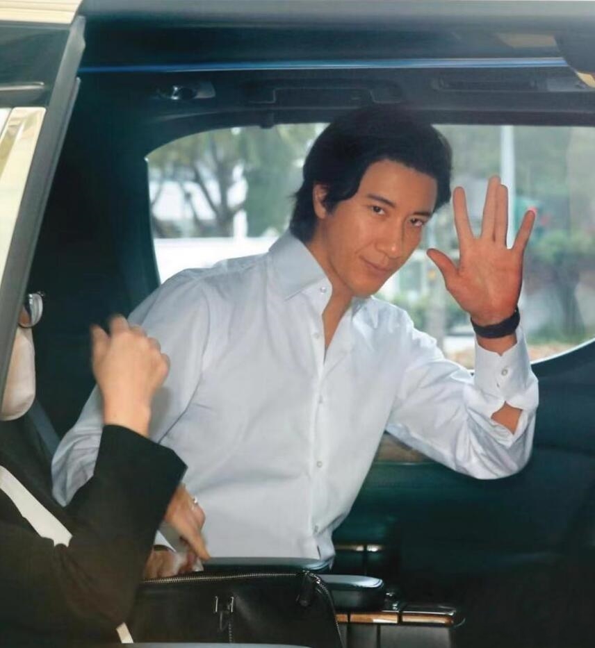王力宏穿白色衬衫出镜,还主动帮工作人员调整座位,非常绅士礼貌