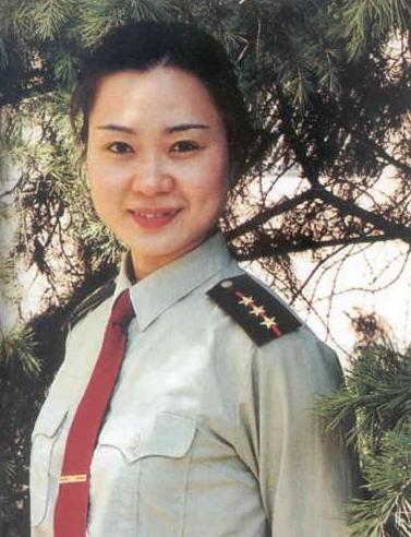 她17岁进女子特警队,如今已是大校军衔,却"低嫁"给一名保安