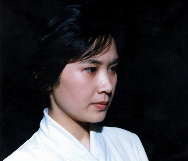 演员肖雄:80年代红极一时,巅峰时为拍戏离婚,65岁单身无儿女