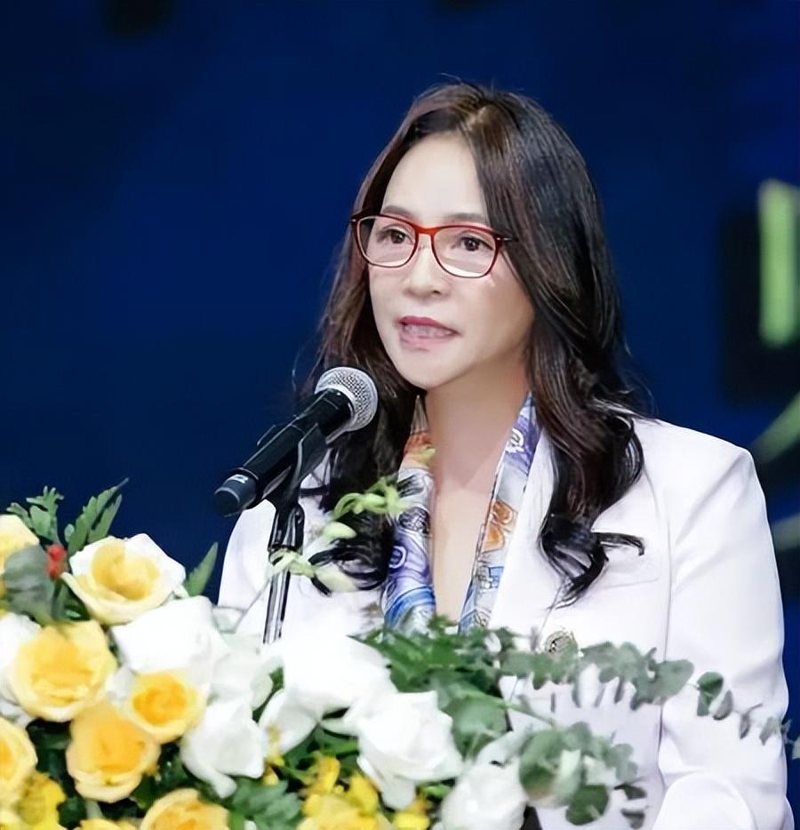 广东东莞女富豪罗爱文,接手丈夫事业后打造上市企业,现身价24亿