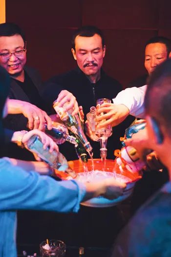 一部展现山西大同故事的电影里,一帮兄弟喝"五湖四海"酒,发肝胆相照的