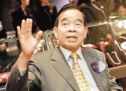 李嘉诚家争产的暗战,王富信改名后生儿子,梁洛施就立刻连生三子