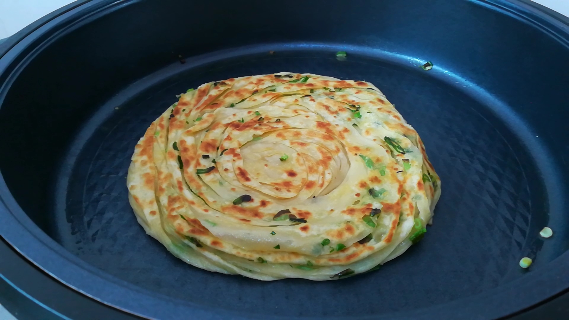 家常葱花饼好吃有诀窍,这样做外酥里软又多层,凉了不硬