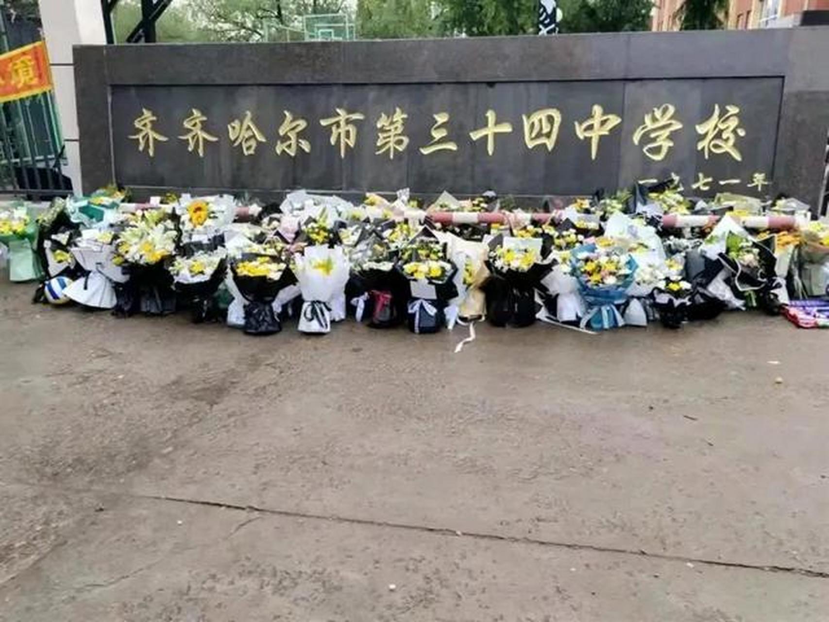 7月25日,齐齐哈尔第三十四中学体育馆坍塌事故致11名师生遇难,市民们