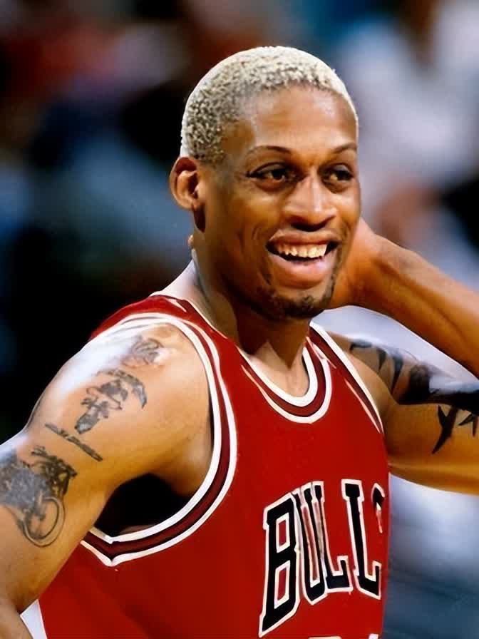 不愧是"大虫罗德曼",竟然把情人肖像纹在了脸上!