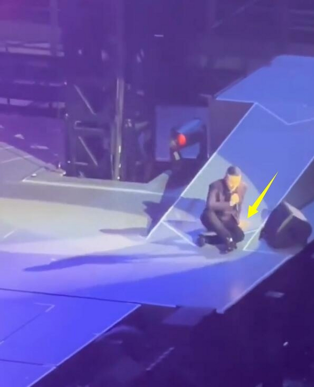 62岁张学友演唱会摔倒!