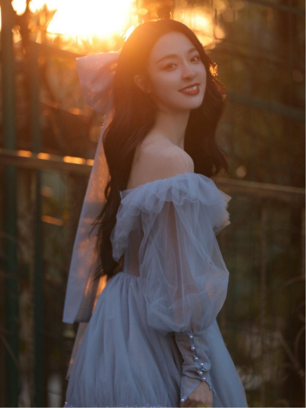 李莎旻子的气质太清纯了!穿雾蓝色公主风纱裙,甜美耐看好似18岁