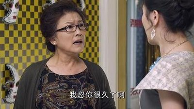 婆媳打架孙女拉架,3人街边极限撕扯,婆婆一个动作惹孙女反击