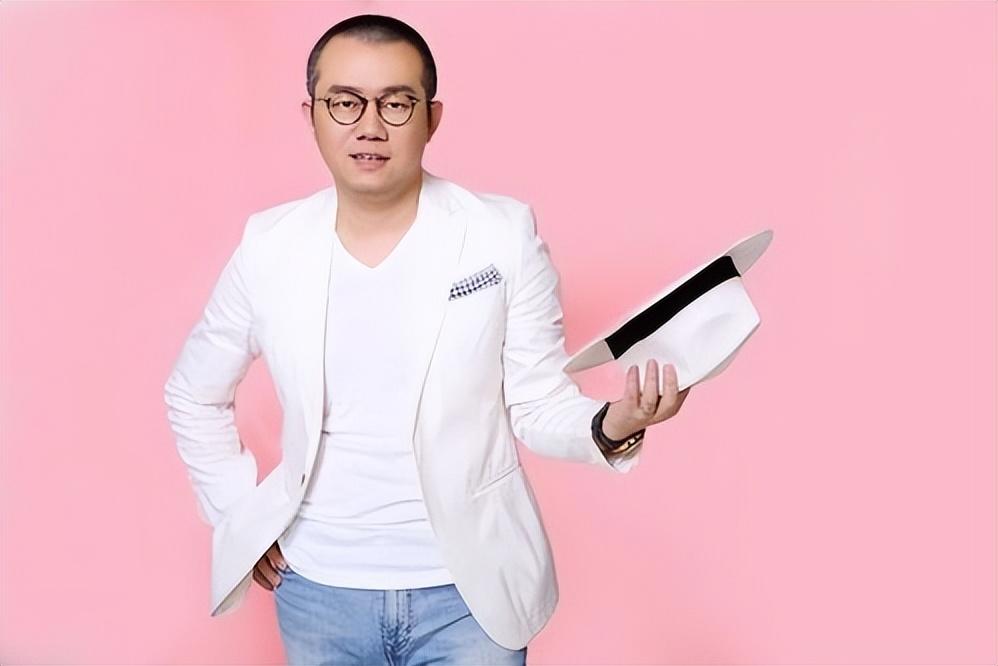 杜小华愤怒连麦涂磊纠正他没有养父母一说涂磊表情引热议