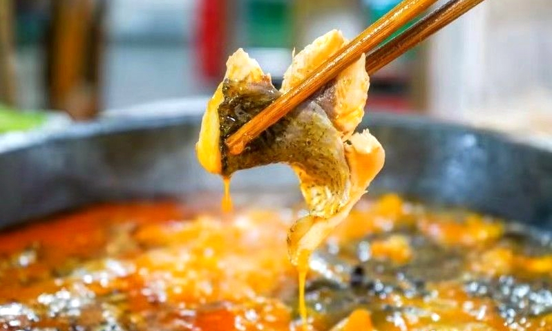 长阳李记兄弟鱼庄的清江鱼火锅美名扬,香飘十里