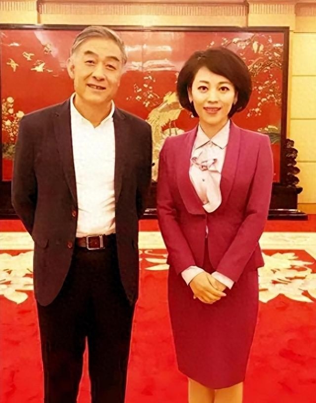 央视主播劳春燕:和丈夫分居17年,怀孕仍要上班,风光背后有心酸