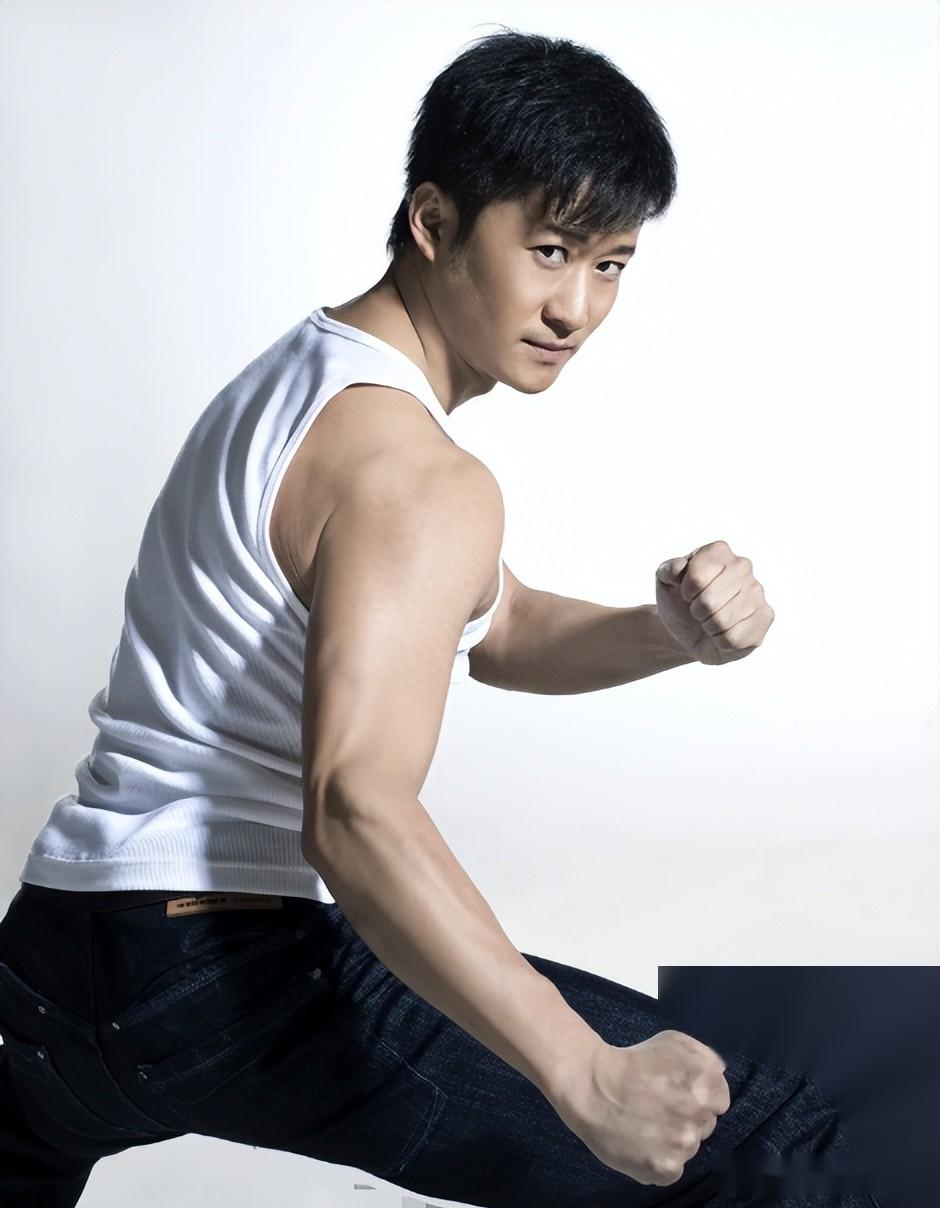 《巨齿鲨2:深渊》:吴京擦亮中国武打演员的"拳头"地位