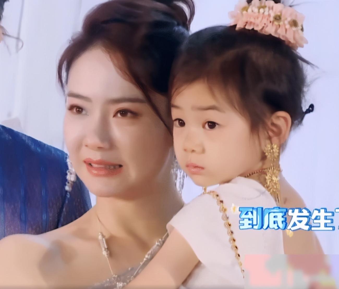 李乐祺想帮小九做蛋糕,小九却反手推开,李乐祺下意识反应太赞了