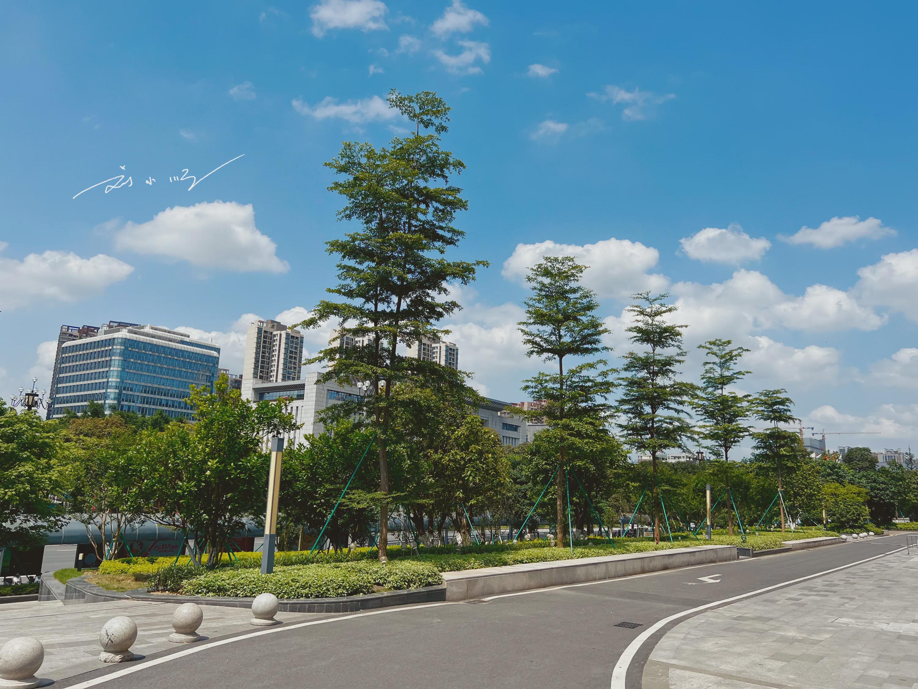 实拍广州市黄埔区的大型商场,就在萝岗地铁站旁边,却没什么人气