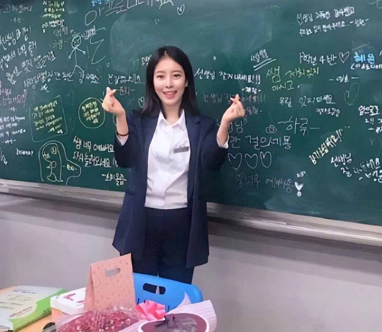 年轻女教师穿jk上班,引发热议:老师要有个老师样