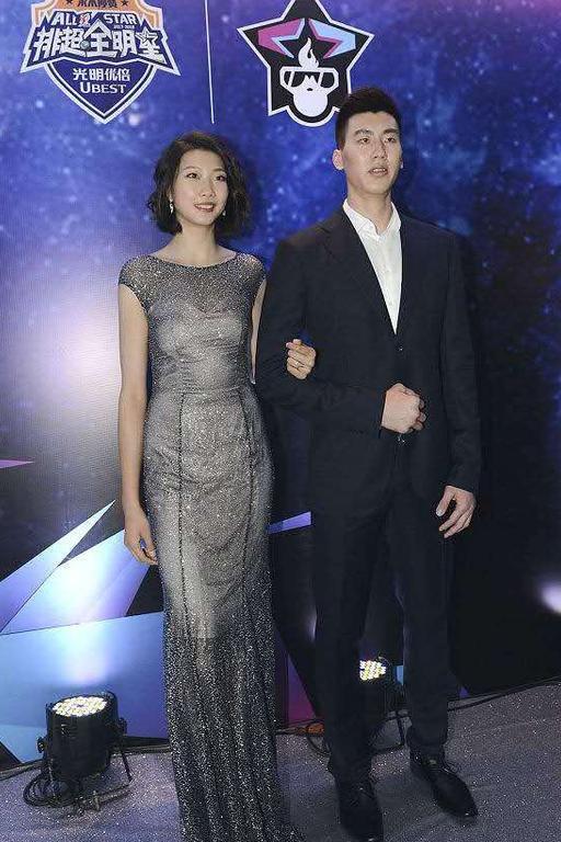 袁心玥黑色蕾丝裙装,身材性感丰腴,小肚腩抢镜,瞬间变身熟女!