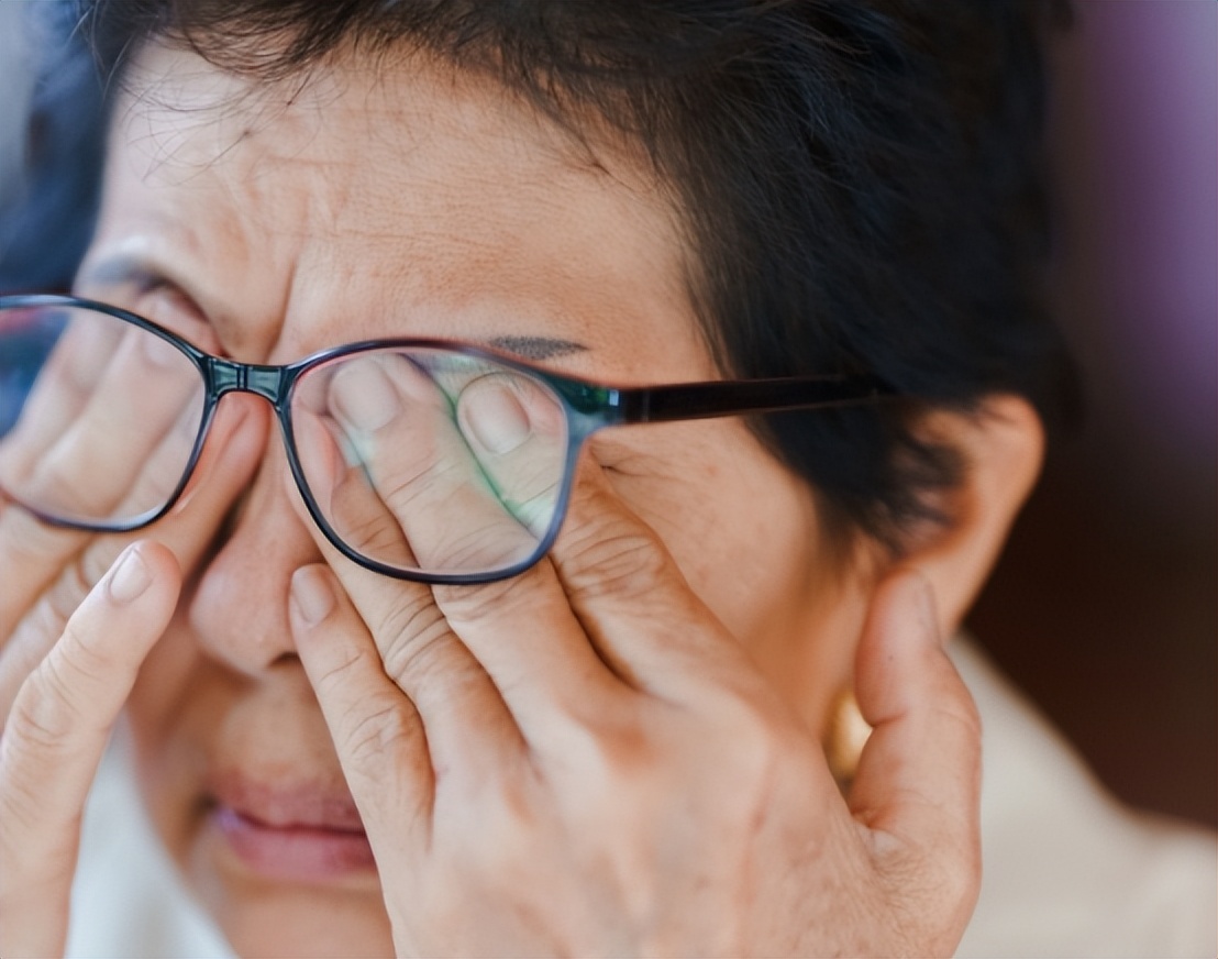 眼睛干涩,视物不清是怎么回事?