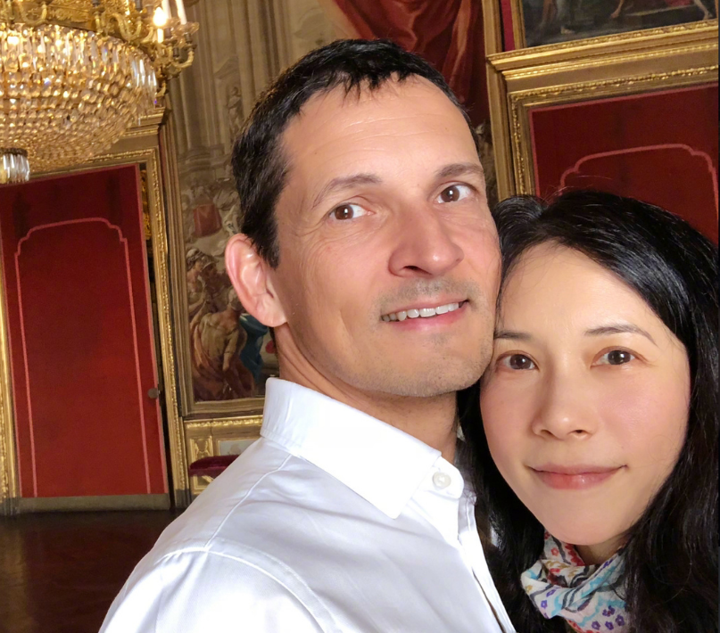 莫文蔚与老公看露天电影,相互依偎好甜,结婚12年未生育甘当后妈