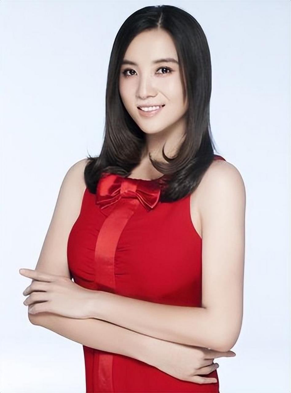 曾被4个男人狂追,与5婚导演同居5年,如今42岁还